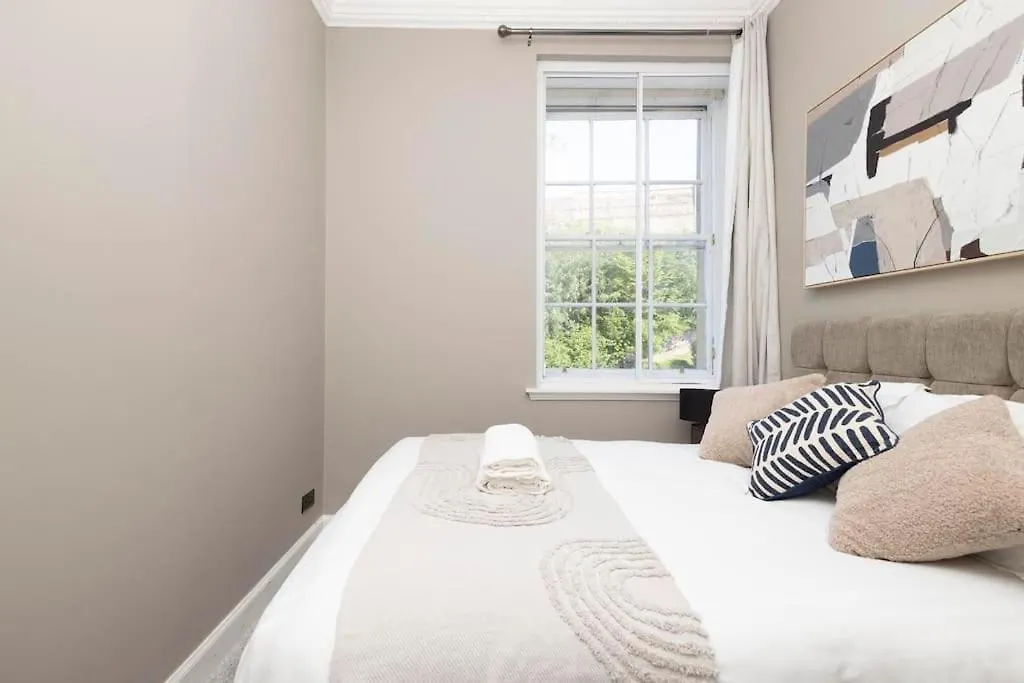The Heart Of Central Old Town With Castle Views Edinburgh Apartment