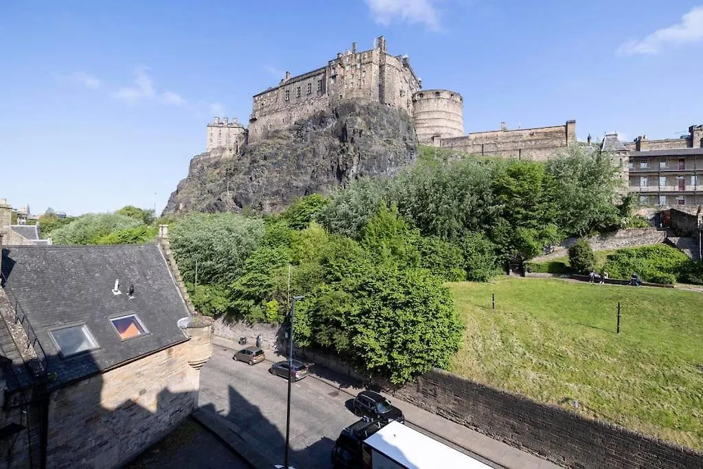 The Heart Of Central Old Town With Castle Views Edinburgh Apartment
