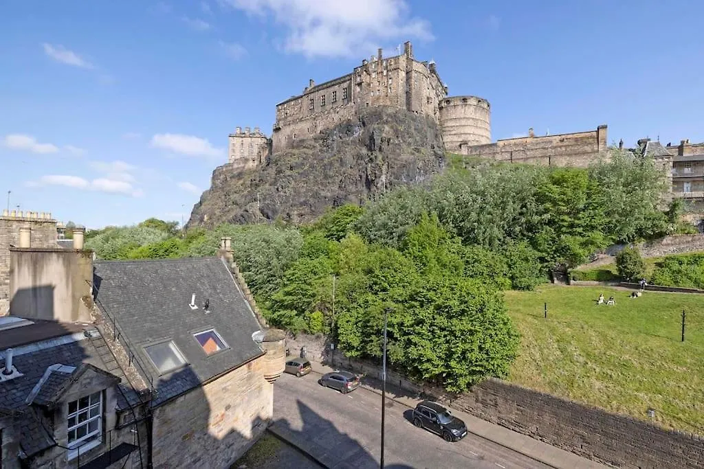 The Heart Of Central Old Town With Castle Views Edinburgh Apartment